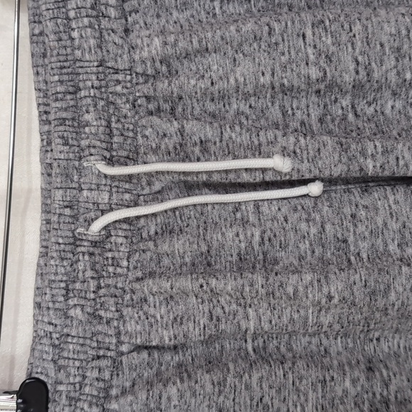 Under Armour Women's Grey Jogger Style Sweatpants Size Large - Picture 3 of 6